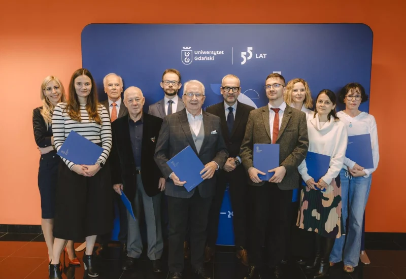 Dyrektor WUG dr Joanna Kamień, rektor UG prof. Piotr Stepnowski i laureaci XII edycji Konkursu WUG: dr Liwia Delińska, prof. dr hab. Mirosław Szreder, prof. dr hab. Zdzisław Brodecki, dr Arkadiusz Kozłowski, prof. dr hab. Edmund Wittbrodt, dr Karol Gregorczuk, dr Olga Śniadach, dr Anna Podolska, dr hab. Hanna Dymel-Trzebiatowska, prof. UG